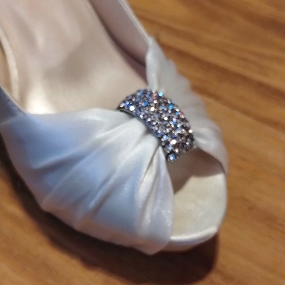 Charmeuse Diana Ivory Pleated Peep Toe Heels with Crystals 6M - Picture 11 of 12